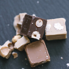 Frühlingshafte Schokoladenträume – Pralinen auf schwarzem Schiefer