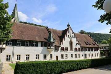 Blick auf Kloster Blaubeuren im Zentrum der Stadt Blaubeuren in Baden-Württemberg	