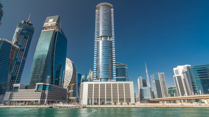 Obraz premium Panoramic timelapse hyperlapse view of business bay and downtown area of Dubai