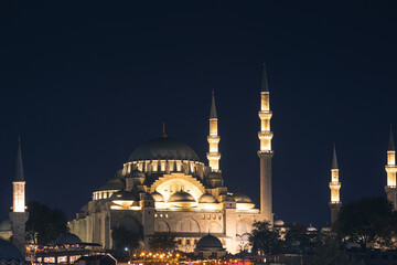 Obraz premium Kadir gecesi or laylat al-qadr concept photo. Suleymaniye Mosque at night