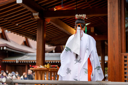 神社の巫女さん | 日本 神社・仏閣