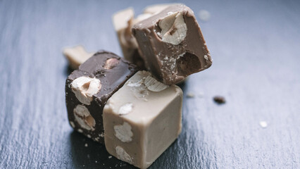 Winterlicher Schokoladengenuss – Edle Pralinen auf dunkler Schieferplatte