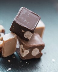 Festliche Pralinen im winterlichen Licht – Süße Weihnachtsfreude