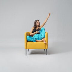 Obraz premium Girl sitting and using contemporary technologies