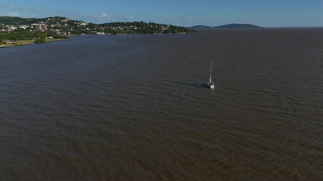 Veleiro no lago Gua&iacute;ba na zona sul de Porto Alegre