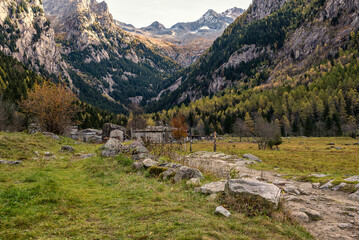 Fototapeta na wymiar autumnal landscape inside Val di Mello, Sondrio, Italy