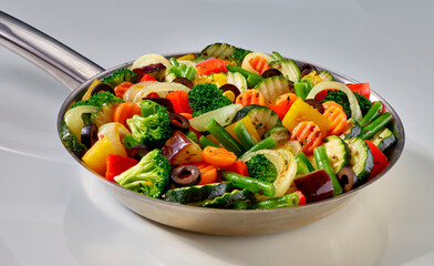 Pfannengemuese Italienische Art, Gemüsepfanne, Möhren, broccoli, 