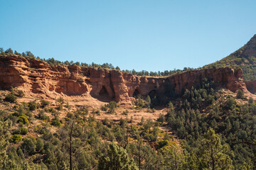 Beautiful Desert Red Rock Formations Surrounded by Scrubland in Sedona, Arizona &ndash; Scenic Southwestern Landscape with Rugged Terrain and Vibrant Red Sandstone Cliffs