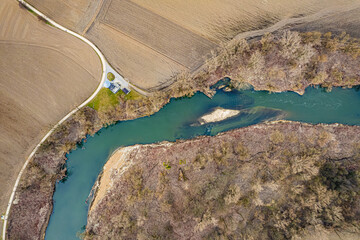 Meandry rzeki Odra w okolicach Chałupek na Śląsku. Granica Polski i Czech. Panorama z lotu ptaka wczesną wiosną.