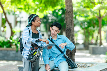 Obraz premium College Students Discussing a Project Outdoors.