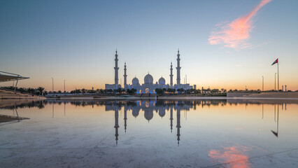 Fototapeta premium Sheikh Zayed Grand Mosque in Abu Dhabi day to night timelapse after sunset, UAE