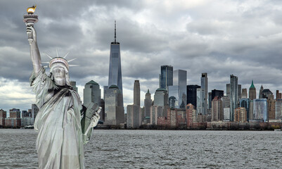 Obraz premium statue of liberty in front of new york city skyline composite photo (lady liberty freedom symbol sculpture built by french) nyc manhattan downtown cityscape harbor waterfront hudson east river