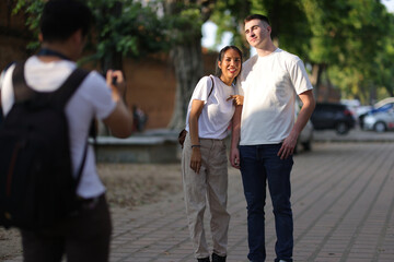 Obraz premium Tourist couple taking photos together in a tourist attraction in Thailand.