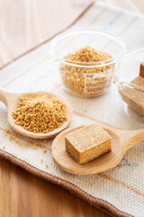 コンソメ　固形コンソメと顆粒コンソメ