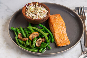 baked salmon with green beans , mushrooms and cole slaw