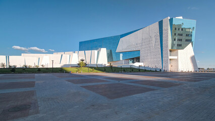Obraz premium National Museum of Republic of Kazakhstan and the fountain Sak warriors timelapse hyperlapse in Astana