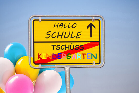 (Fotomontage) Ortsausgangsschild mit dem Schriftzug TSCH&Uuml;SS KINDERGARTEN/HALLO SCHULE