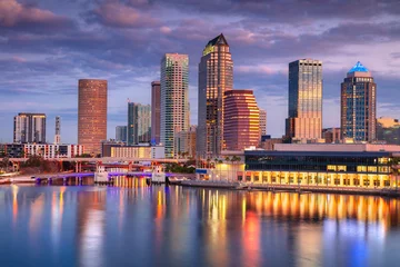 Tableaux sur Plexiglas Tampa, Florida, USA. Aerial cityscape image of Tampa, Florida with reflection of the city skyline in the water at beautiful sunrise.