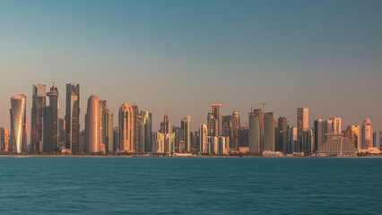 Obraz premium Skyline of Doha timelapse in Qatar in the very early morning