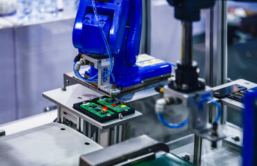 Automatic robots for assembling electronic circuit boards in factories