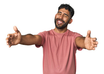 Naklejka premium Young Hispanic man isolated feels confident giving a hug to the camera.
