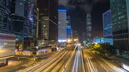 Obraz premium Hong Kong Business District with busy traffic timelapse at night.