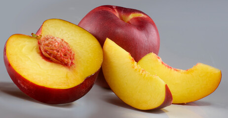 Nektarine ganz und aufgeschnitten, Obst, Vitamine, süss, 