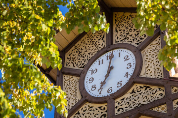 Zegar na budynku Starych Łazienek Mineralnych w Krynicy.