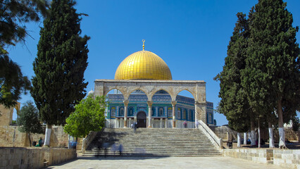 Obraz premium Dome of the Rock timelapse hyperlapse, a Muslim holy site atop the Temple Mount in Jerusalem, Israel.