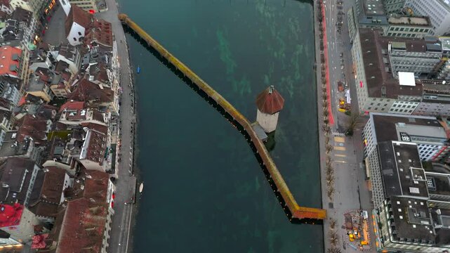Kapellbruecke und Wasserturm Luzern, Schweiz Luftaufnahme bei nebligem Fruehjahrswetter. Chapel Bridge and Water Tower in Lucerne, Switzerland aerial view in foggy spring weather. Lucernes landmark. 
