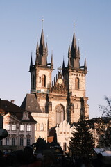 Fototapeta premium チェコ、プラグ、ティーンの前の聖母教会：Towers of Chrám Matky Boží před Týnem in Prague, the Czech Republic