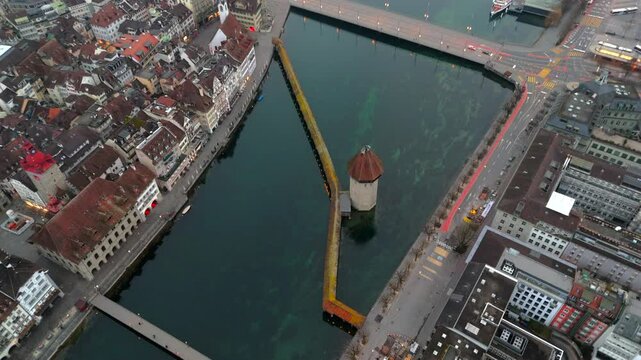 Kapellbruecke und Wasserturm Luzern, Schweiz Luftaufnahme bei nebligem Fruehjahrswetter. Chapel Bridge and Water Tower in Lucerne, Switzerland aerial view in foggy spring weather. Lucernes landmark. 