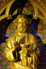 Obraz premium Very old golden statue of Jesus instituting the Eucharist.