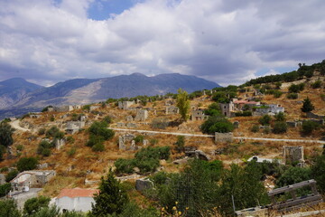 Obraz premium High view of the village of Raftis, abandoned since the 1960s, built by the Venetians around 1400, later served as an observatory for the Turks due to its location - Beautiful natural landscape