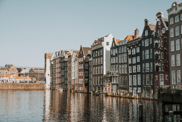Naklejka premium Les maisons dansantes Damrak dans la ville de Amsterdam au pays-Bas