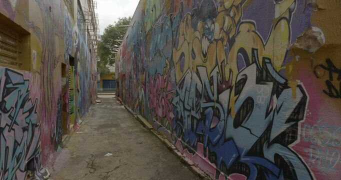Beco da Codorna is an area in Goiania with free access to the public and with an amazing quantity of street art to contemplate