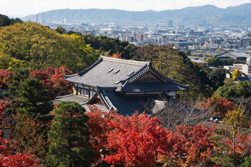 Naklejka premium Templo Kiyomizu-dera em Kyoto cercado por folhas de outono