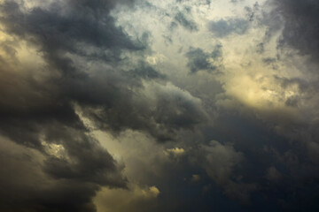 Obraz premium Dark thunderclouds loomed before a heavy storm with rain