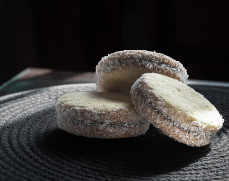 alfajores de maicena  , hablamos de tapas elaboradas a partir de almidon de maiz , relleno de dulce de leche y ralladura de coco envolviendo la union del alfajor