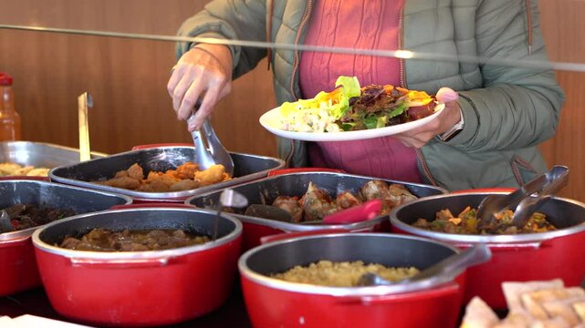 Almo&ccedil;o de Buffet livre, comidas variadas e self service.