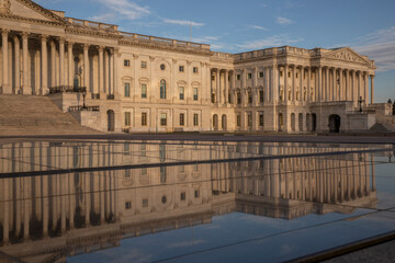 Obraz premium Capitol building under sunrise light