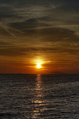 Obraz premium Dusk sunset above wavy sea with astonishing fiery sky above
