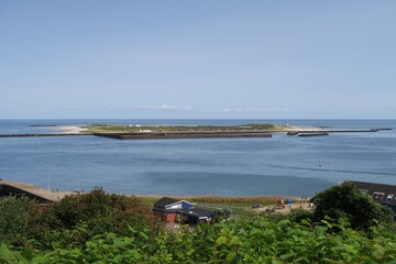 Vom Oberland der deutschen Nordseeinsel Helgoland ist die Nebeninsel Düne auf der anderen Seite der Reede zu sehen. Sie hat zwei Sandstrände und einen Flugplatz. 