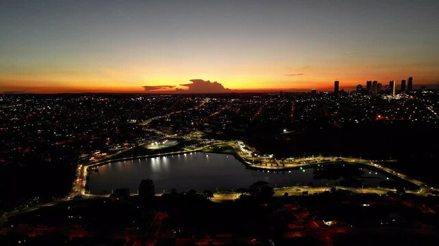 Vista a&eacute;rea noturna do Lago Olarias na cidade de Ponta Grossa no Paran&aacute;, Brasil