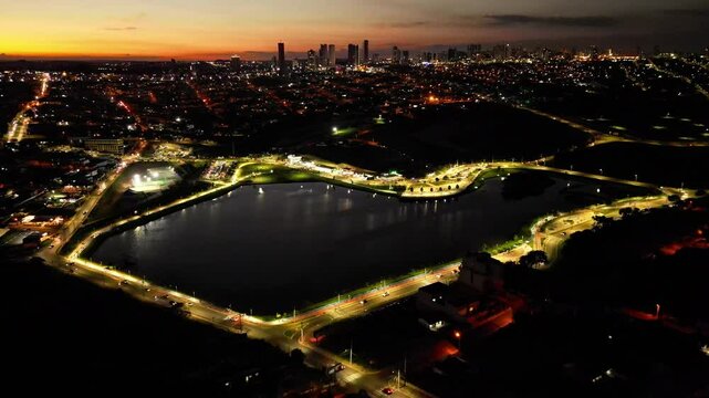 Vista a&eacute;rea noturna do Lago Olarias na cidade de Ponta Grossa no Paran&aacute;, Brasil
