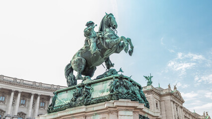 Obraz premium Equestrian statue of Prince Eugene of Savoy timelapse hyperlapse in front of Hofburg palace, Heldenplatz, Vienna, Austria.