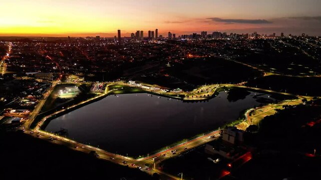 Vista a&eacute;rea noturna do Lago Olarias na cidade de Ponta Grossa no Paran&aacute;, Brasil