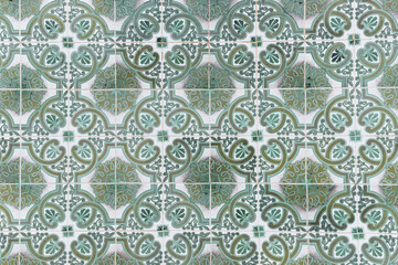 Obraz premium Traditional decorative tiles with ornate green and white patterns in a repeating design.