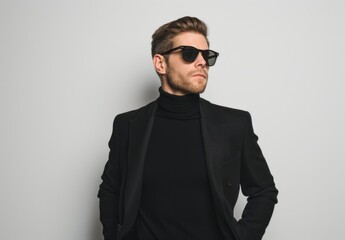 Obraz premium Serious body guard or secret agent wearing suit and sunglasses, isolated on grey background
