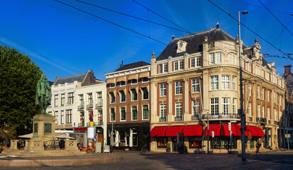 Fototapeta premium Plaats (Plaza) of Hague during daytime with view of statue of Johan de Witt.